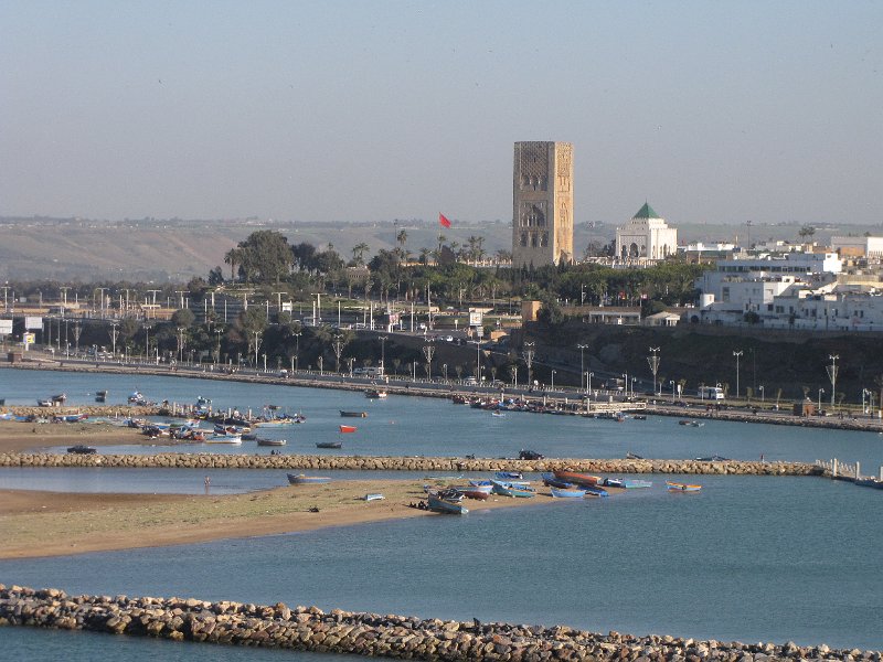 120312_uitzicht op mausoleum.jpg - Uitzicht op Rabat met het Mausoleum van Mohammed V en de rivier met de mooie naam Bou Regreg. We zijn nu in Salé, de stad op de andere oever van de rivier.